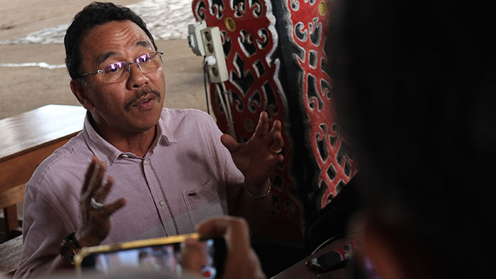 alexius-akim-menggelar-konferensi-pers-di-rumah-radakng-3.jpg