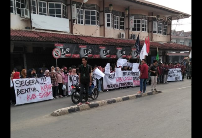aliansi-pergerakan-mahasiswa-kabupaten-sambas-menggelar-aksi-unjuk-rasa.jpg