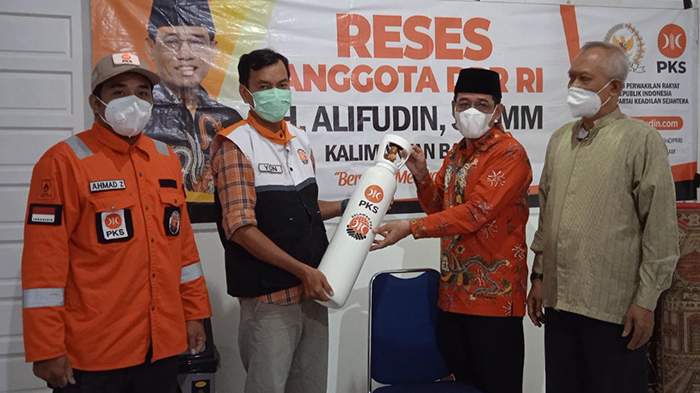 alifudin-se-mm-saat-memberikan-bantuan-tabung-oksigen.jpg