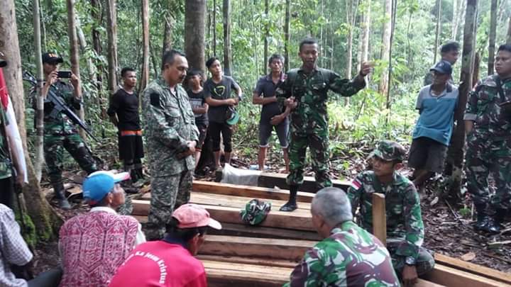 Satgas Pamtas Yonif 320/BP Amankan Lima Warga Malaysia Diduga Pelaku Ilegal Loging