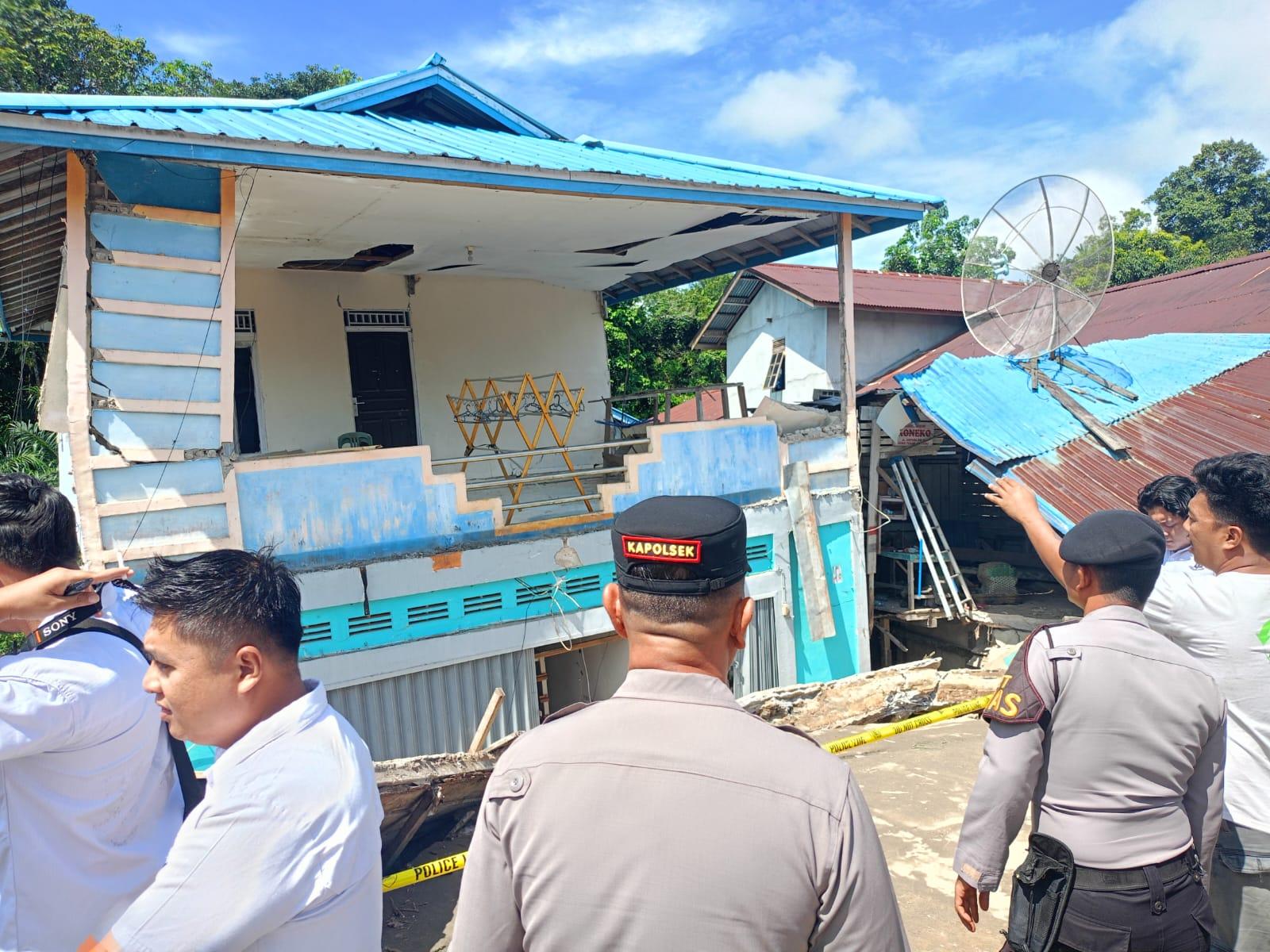 Detik-Detik Rumah Dua Lantai Amblas di Sekadau, Penghuni Panik Selamatkan Diri Saat Dini Hari