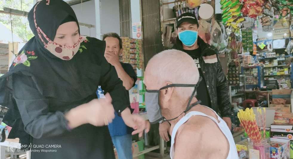 Anggota DPRD Kabupaten Sambas Berbagi Masker di Tiga Kecamatan