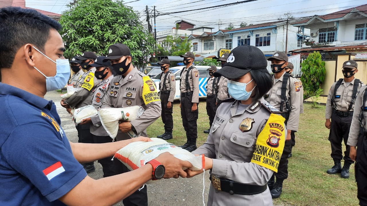 Polsek Sintang Kota Distribusikan Beras Bantuan Polri untuk Warga Terdampak Pandemi