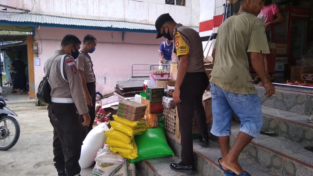 anggota-polsek-hulu-gurung-laksanakan-pengecekan-sembako-s.jpg