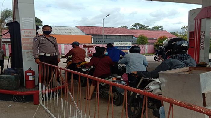 anggota-polsek-mempawah-hulu-saat-cek-ketersediaan-stok-bbm.jpg