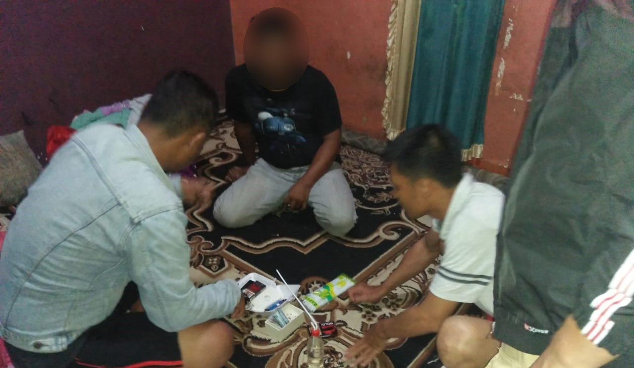 anggota-polsek-mempawah-hulu-saat-menggeledah-pemilik-sabu-sabu.jpg