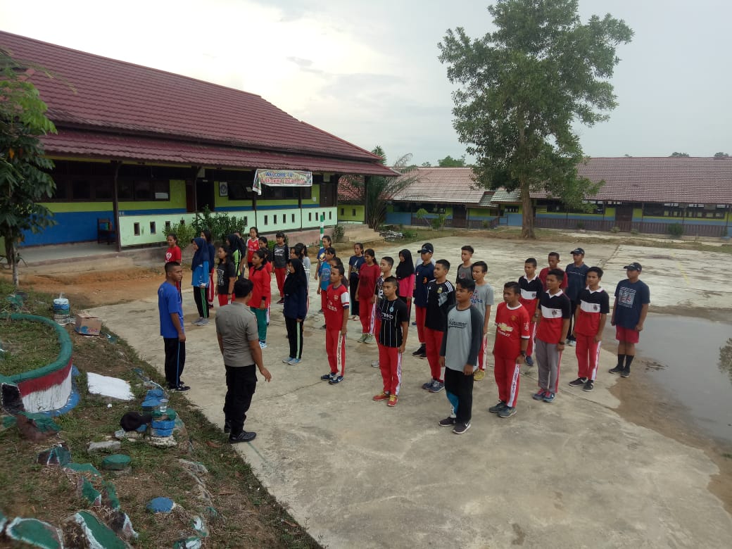 Cetak Generasi Berkarakter, Polsek Menjalin Latih Saka Bhayangkara di Pangkalan SMUN 1 Menjalin