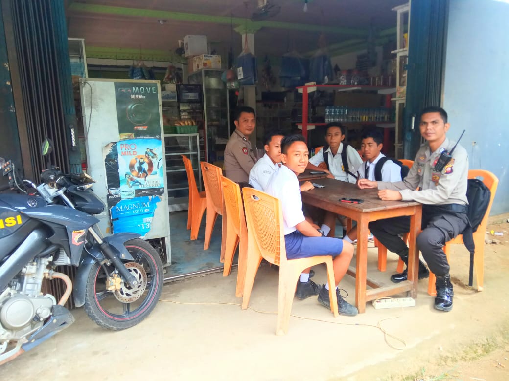 Wujudkan Program Polisi Sahabat Pelajar, Anggota Polsek Sambangi Pelajar Pulang Sekolah