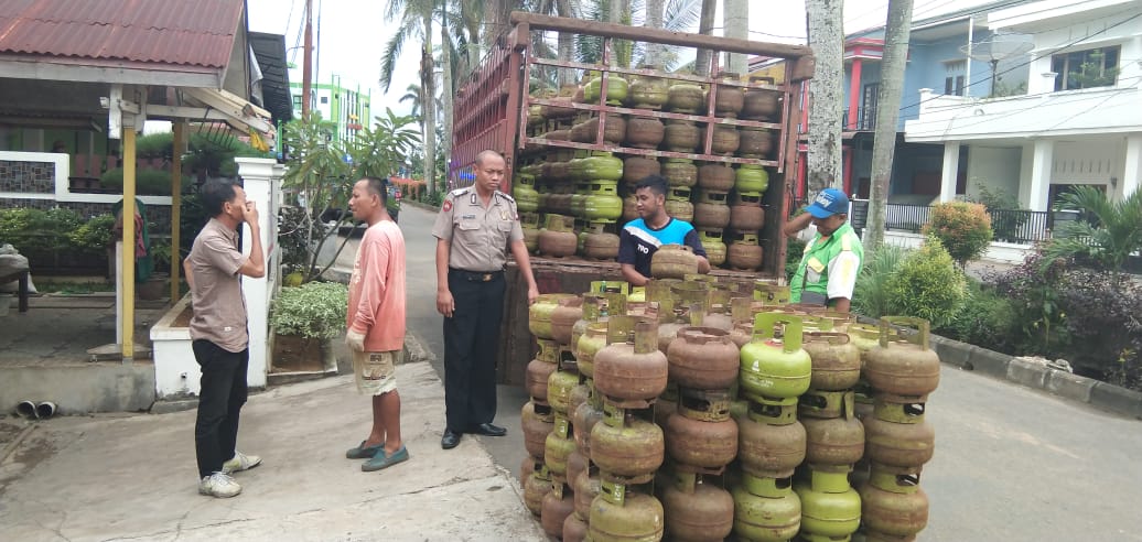 anggota-polsek-pontianak-timur-saat-mengamankan-penjualan-elpiji-bersubsidi.jpg