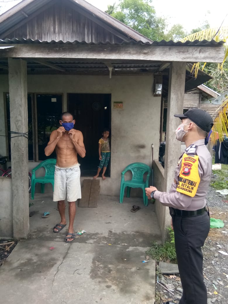 Upaya Bhabinkamtibmas Polsek Sejangkung Sambas Imbau Cegah Penularan Virus Corona