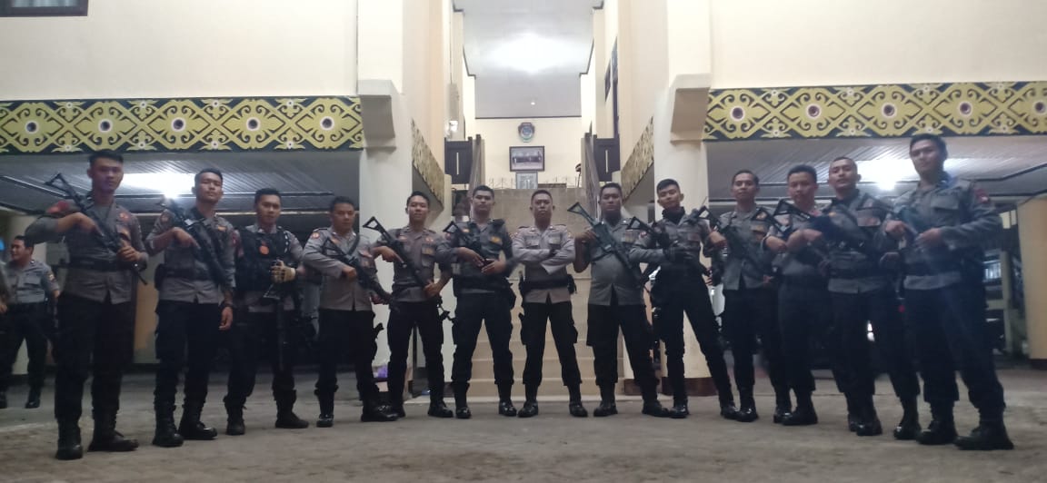 Pleno Hingga Malam, Sabhara Polres Landak Perkuat Pengamanan dengan Senpi