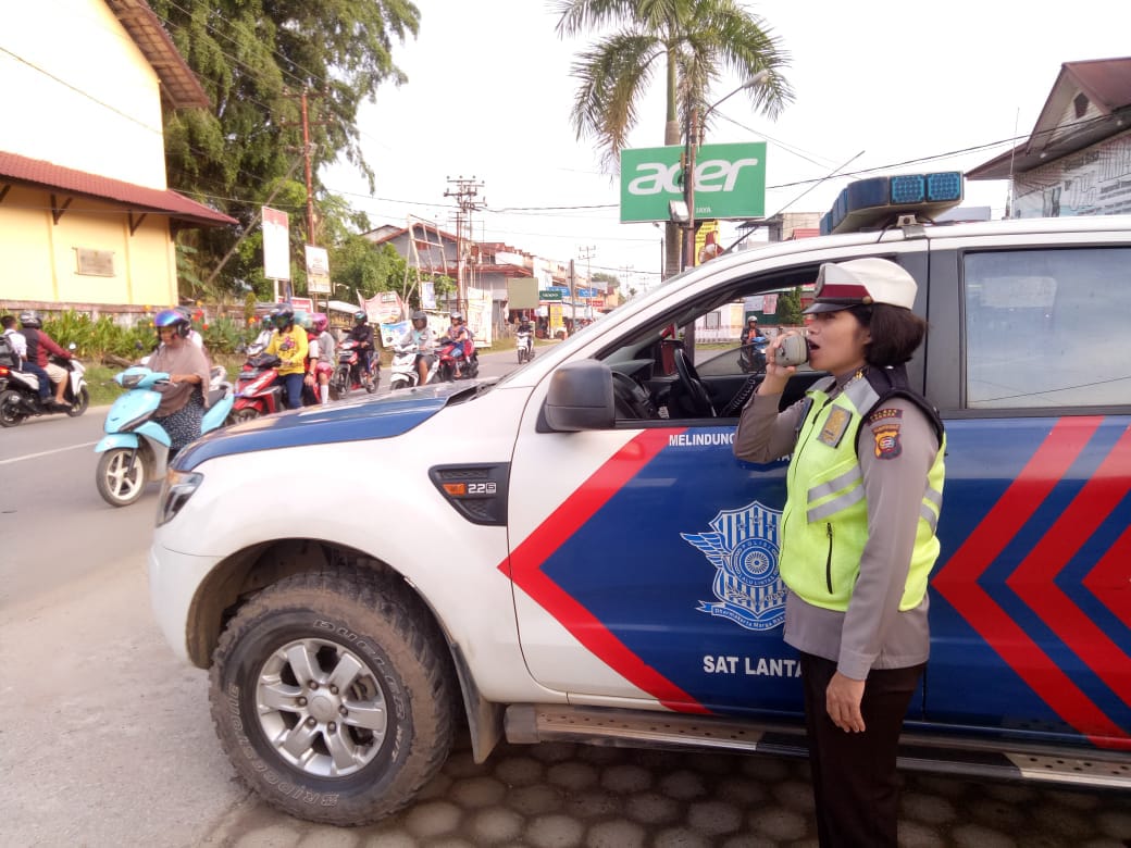 anggota-sat-lantas-polres-landak-saat-melakukan-penling.jpg