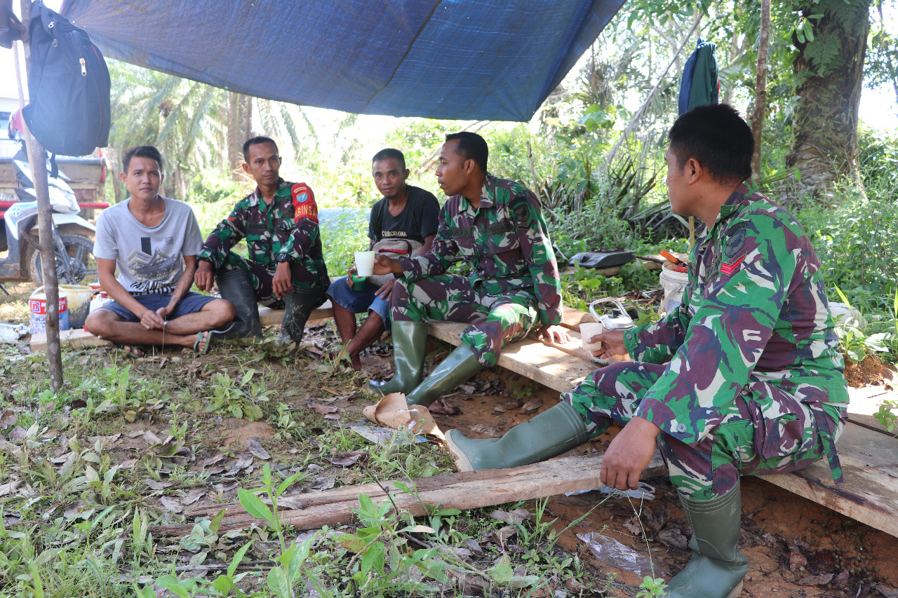 Jelang Berakhirnya TMMD Kodim Sanggau, Satgas Tetap Pererat Silaturahmi dengan Warga Desa