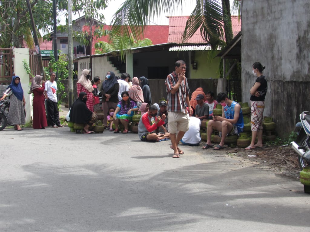 Puluhan Warga Pontianak Antre Hingga 3 Jam, Gas LPG 3 Kilogram Tak Kunjung Datang