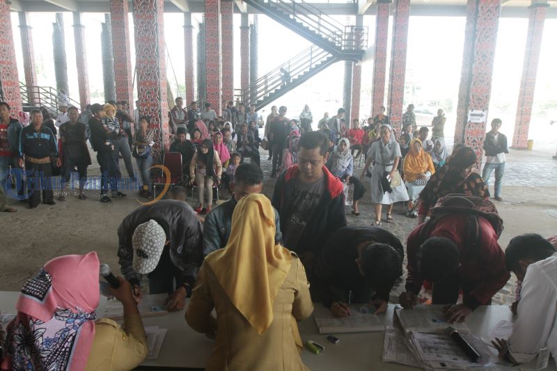 Gerakan Indonesia Sadar Administrasi, Warga Antre Ambil E-KTP - antre_20180515_122720.jpg