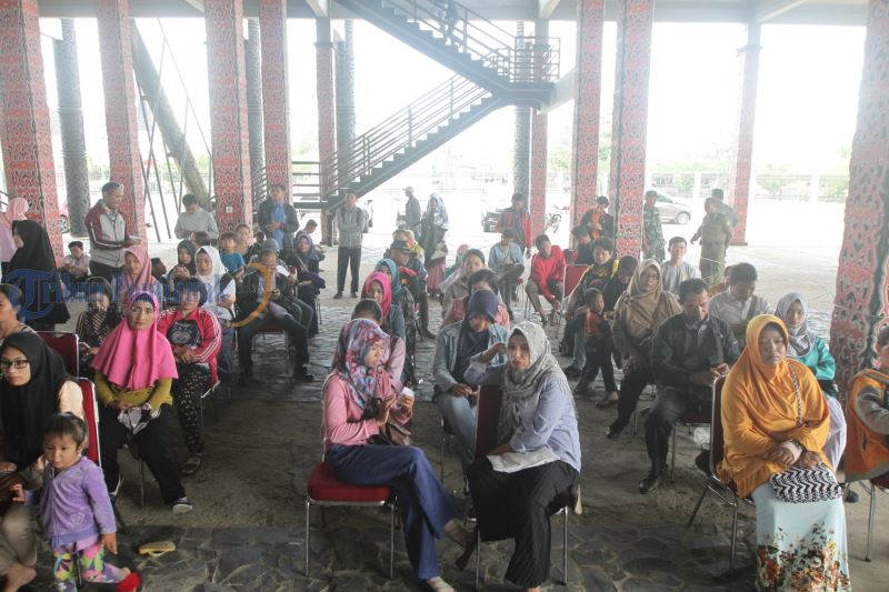 Gerakan Indonesia Sadar Administrasi, Warga Antre Ambil E-KTP - antre_20180515_123053.jpg