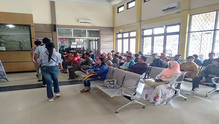 Imigrasi Sambas Cetak 2 Ribu Paspor Per Bulan - antrean-pembuatan-pasport-di-kantor-imigrasi-sambas-jumat-2222019.jpg