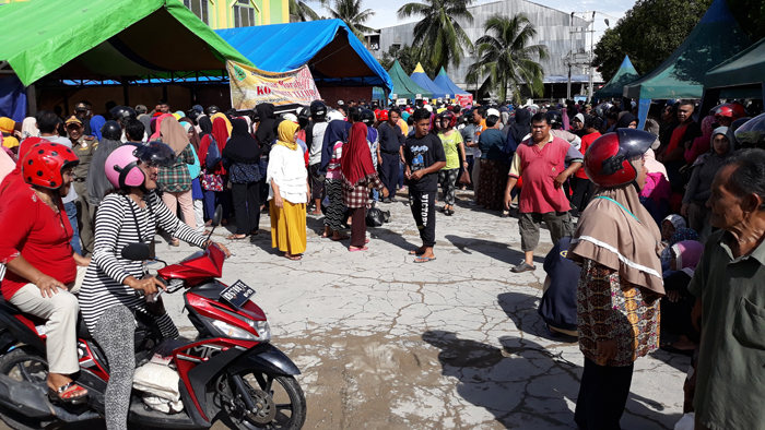 Warga Antusias Antri Beli Sembako di Pasar Murah Yang Digelar Pemkab Sambas