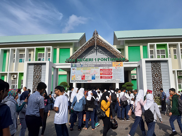 Lili Rela Antre Sejak Dini Hari Demi Daftarkan Anak PPDB di SMAN 1 Pontianak