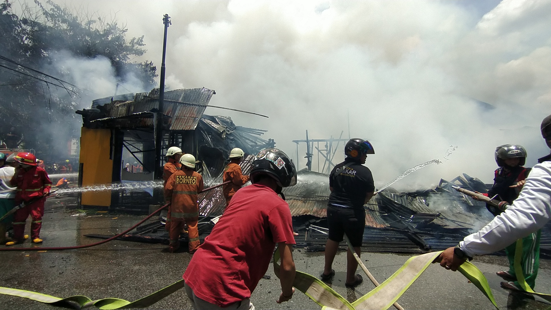 api-di-ruko-yang-terbakar-di-pontianak.jpg