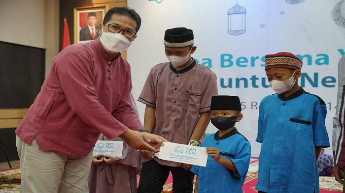 ari-dartomo-menyerahkan-santunan-kepada-anak-yatim-2022.jpg