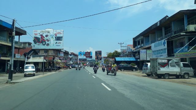Arus Lalu Lintas di Jalan Ahmad Yani Sanggau Terpantau Ramai Lancar