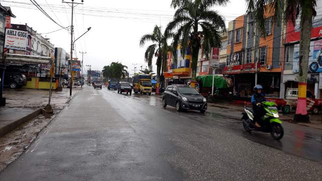 Diguyur Hujan, Kondisi Arus Lalu Lintas Di Jl Ahmad Yani Lancar