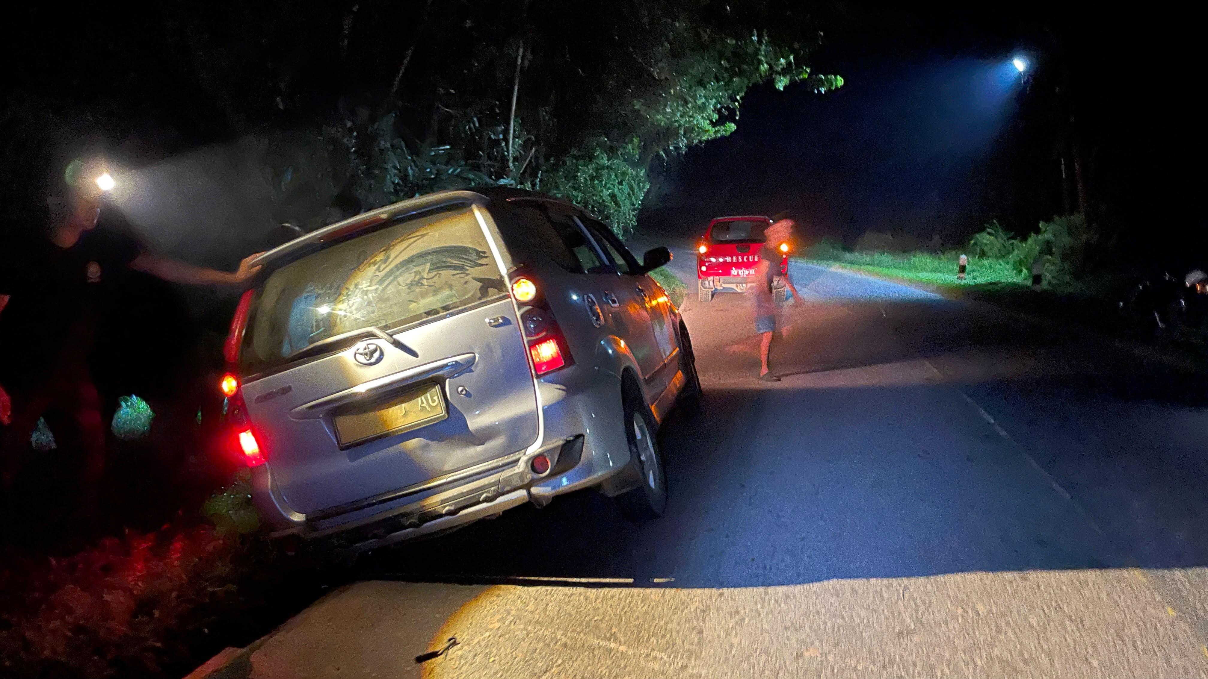 Mobil Satu Keluarga Ini Terperosok di Tikungan Maut Sekadau! DPKP Berhasil Evakuasi - Tribunpontianak.co.id