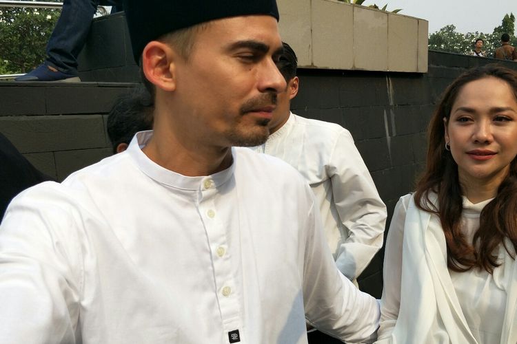 Mata BCL Sembab Saat Turun dari Mobil Ambulans yang Bawa Jenazah Ashraf Sinclair