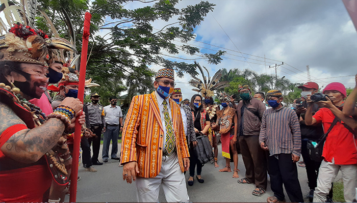 Diiringi Pendukung dan Simpatisan, Bacalon Askiman-Hatta Resmi Mendaftar ke KPU Sintang