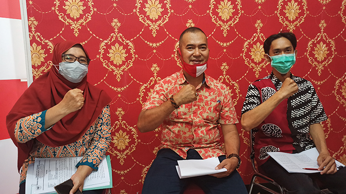 asmadi-tengah-saat-menyampaikan-konferensi-pers.jpg
