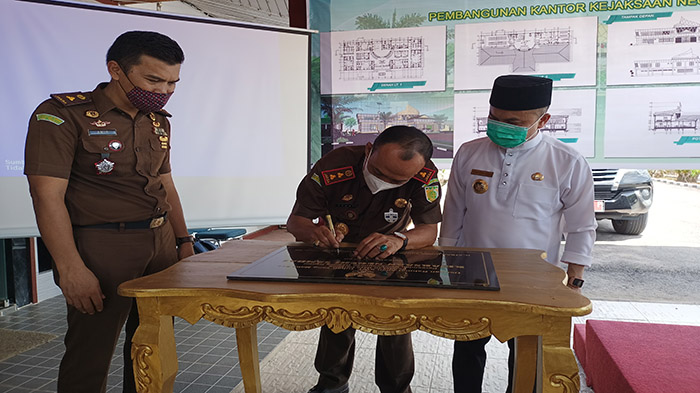 Bupati Sambas Letakkan Batu Pertama Pembangunan Gedung Kejaksaan Negeri Sambas