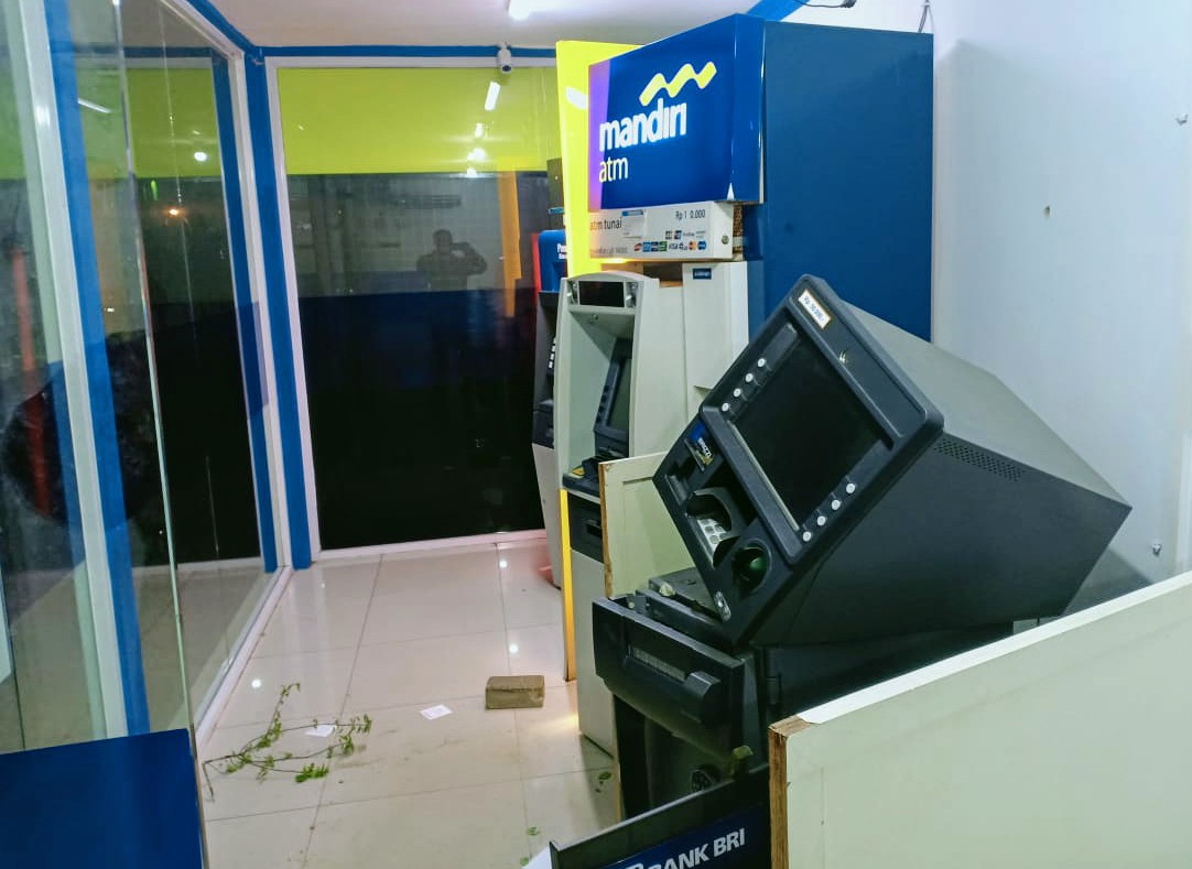 atm-bri-rusak-berat.jpg