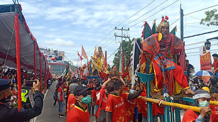 atraksi-pawai-tatung-pada-perayaan-cap-go-meh-2020-df.jpg