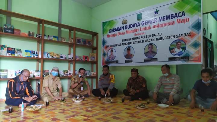Bhabinkamtibmas Polsek Sajad Sambas Dukung Gerakan Gemar Membaca