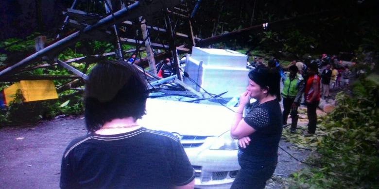 Tiang Listrik Tumbang Menimpa Avanza, Satu Penumpang Tewas