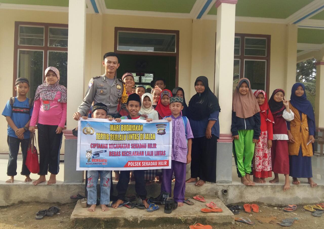 Tanamkan Tertib Berlalu Lintas Sejak Dini, Babhinkamtibmas Sambangi Anak-anak Pengajian