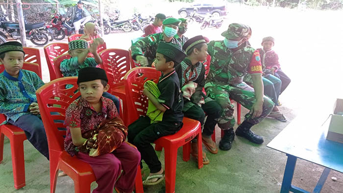 Berhasil Tenangkan Bocah saat Sunatan, Ini yang Dilakukan Babinsa Kodim Singkawang