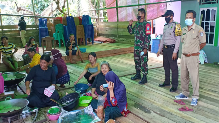 babinsa-saat-menyambanggi-warga-untuk-terapkan-prokes5243.jpg