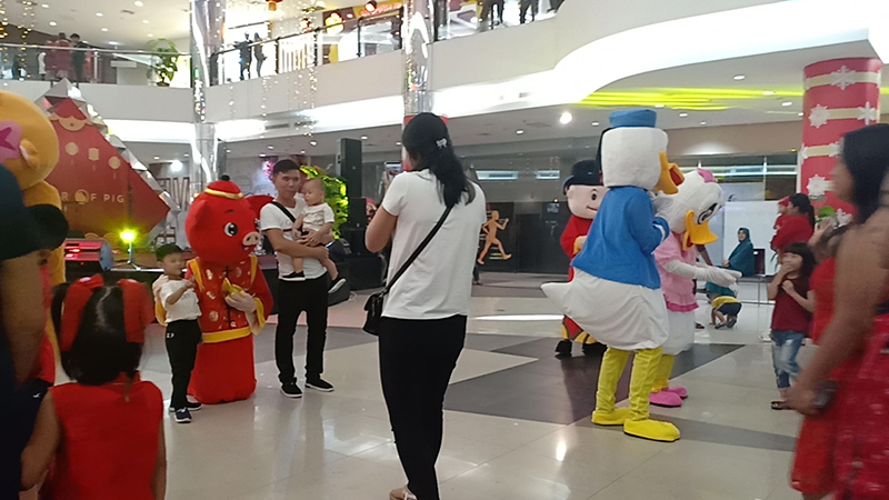 Manusia Berkostum Badut Hibur Pengunjung Singkawang Grand Mall