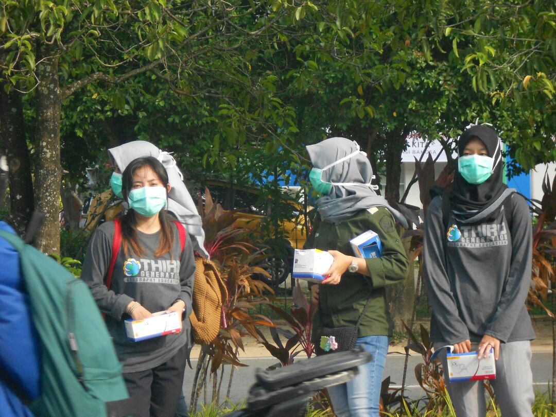 Peduli Kesehatan, Himgeo FKIP Untan bersama PMI Kota Pontianak Bagikan 1000 Masker