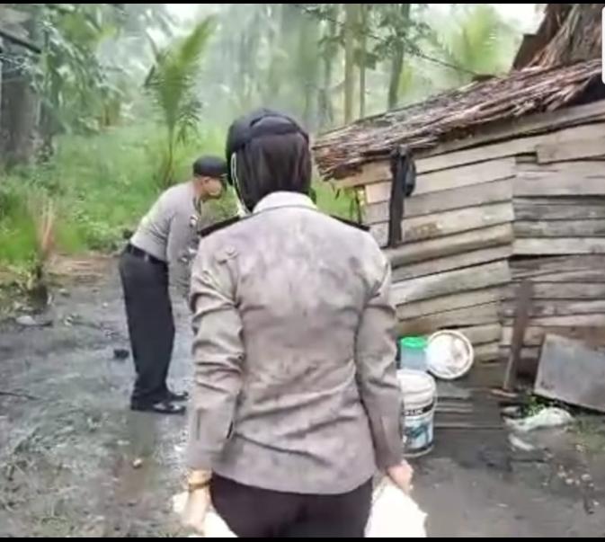 Hari Kartini Polwan Ditbinmas Polda Kalbar Aktif Bagikan Sembako Terkait Dampak Pandemi Covid-19