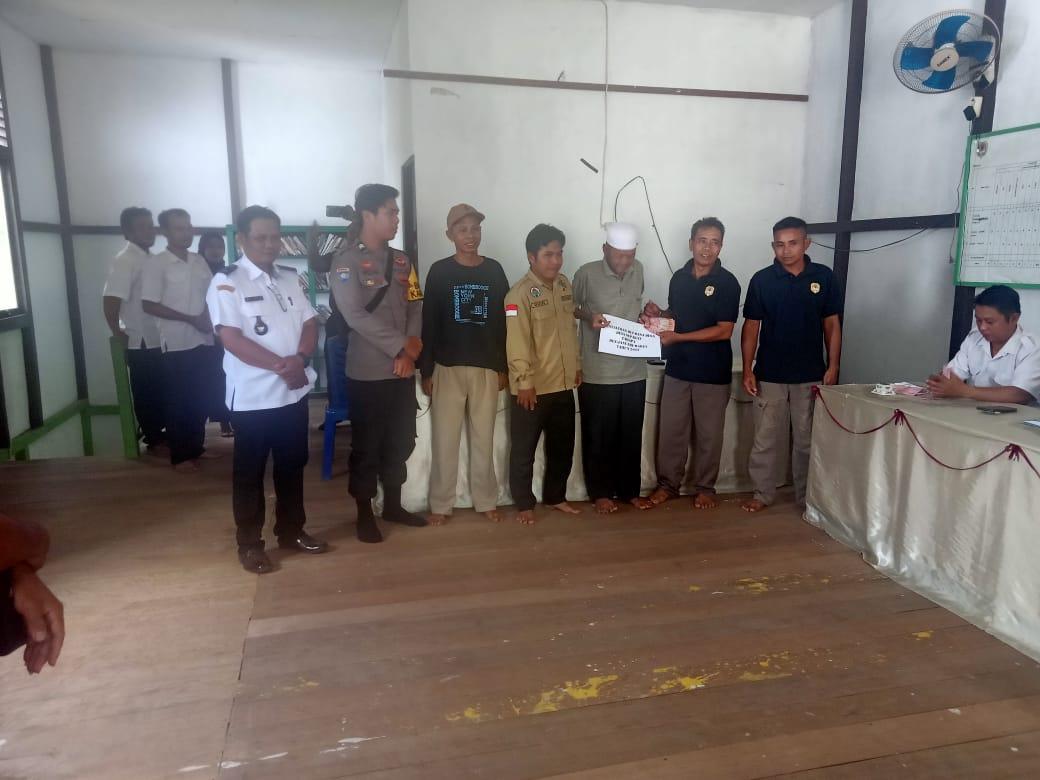Bhabinkamtibmas Polsek Sokan Briptu Wiliam Tom Hadiri Penyaluran BLT-DD di Kantor Desa Sepakat