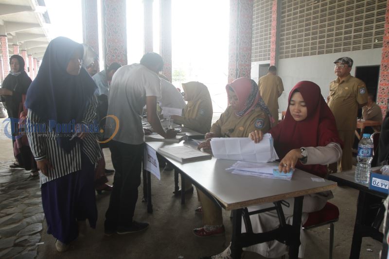 Gerakan Indonesia Sadar Administrasi, Warga Antre Ambil E-KTP - bagikan-e-ktp_20180515_122730.jpg