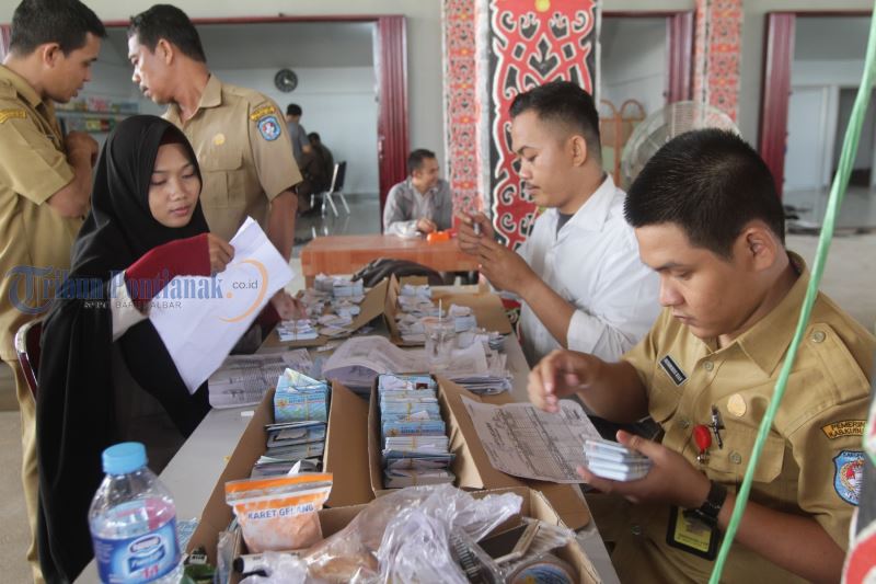 Gerakan Indonesia Sadar Administrasi, Warga Antre Ambil E-KTP - bagikan-e-ktp_20180515_122754.jpg