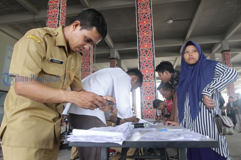 Gerakan Indonesia Sadar Administrasi, Warga Antre Ambil E-KTP - bagikan-e-ktp_20180515_122854.jpg