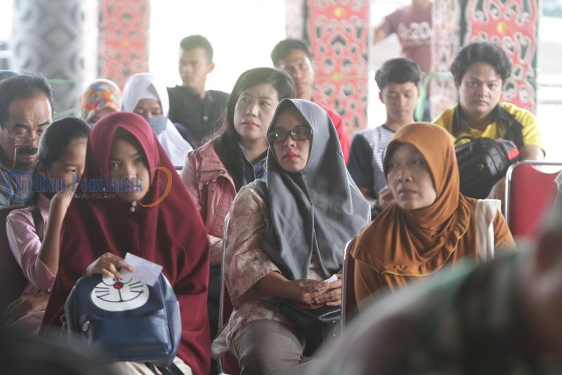 Gerakan Indonesia Sadar Administrasi, Warga Antre Ambil E-KTP - bagikan-e-ktp_20180515_122921.jpg