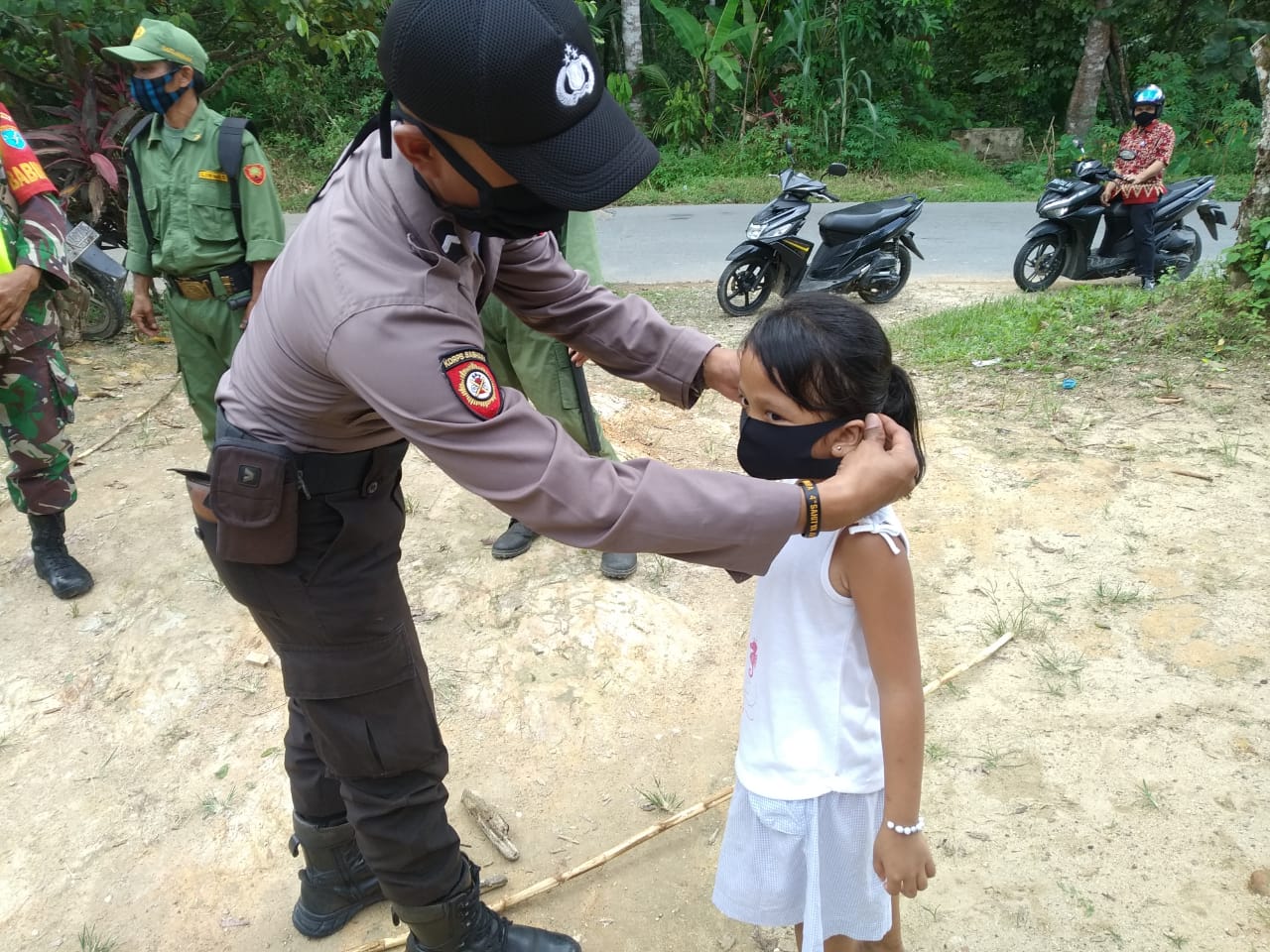 Polsek Lumar Bagikan Masker dengan Door To Door System