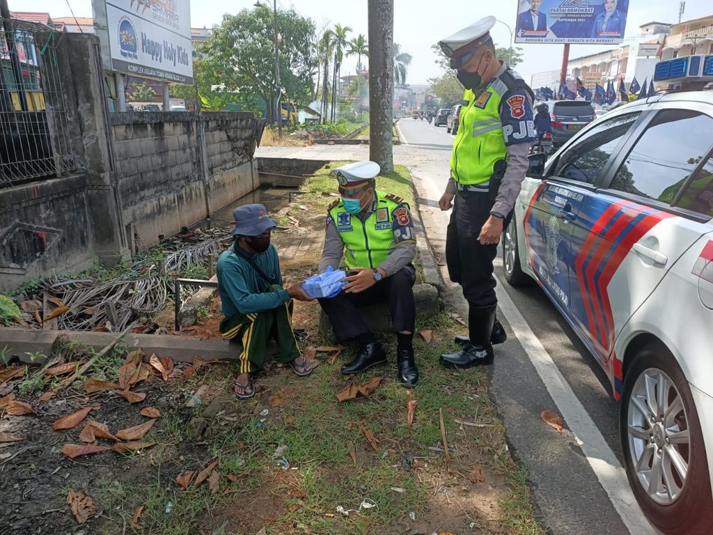Peduli Sesama, Dit Lantas Polda Kalbar Bagikan Nasi Kotak dan Masker Kepada Warga Yang Membutuhkan