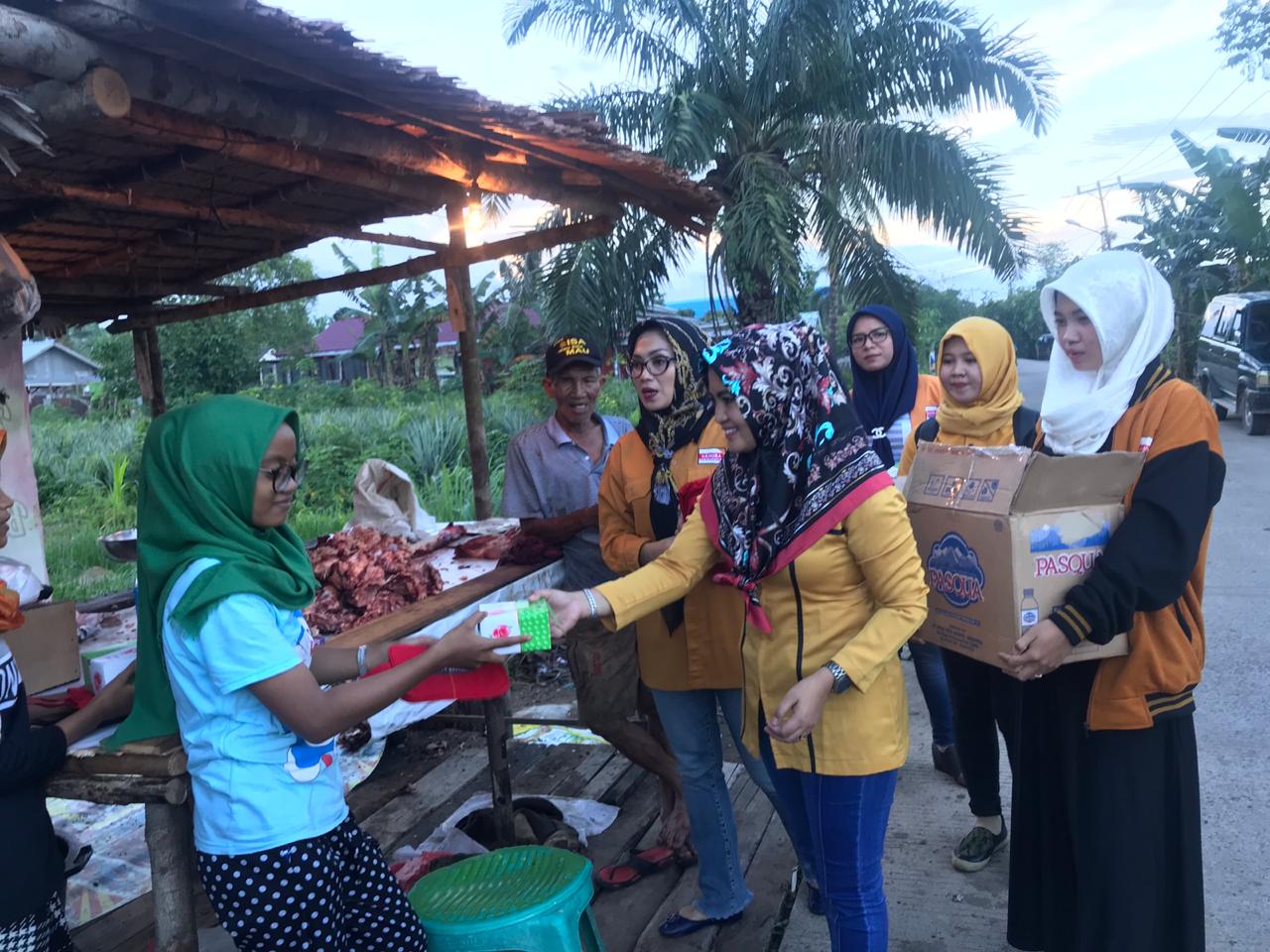 Srikandi Hanura Berbagi Kebahagiaan dengan Membagikan Paket Sembako